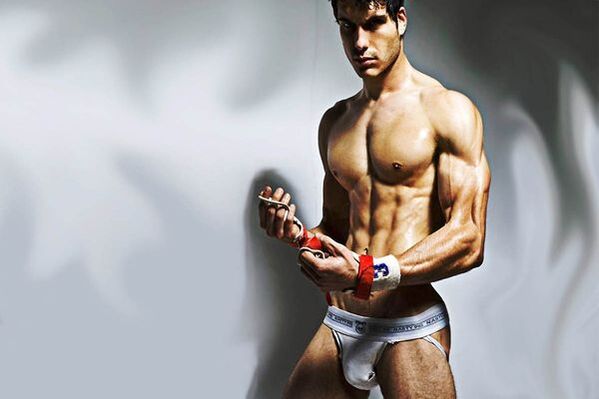 Penisini hızla büyüten seksi adam