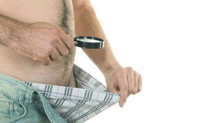 bir adam külotunun içine bakıyor ve sodayla penisini büyütmeyi düşünüyor